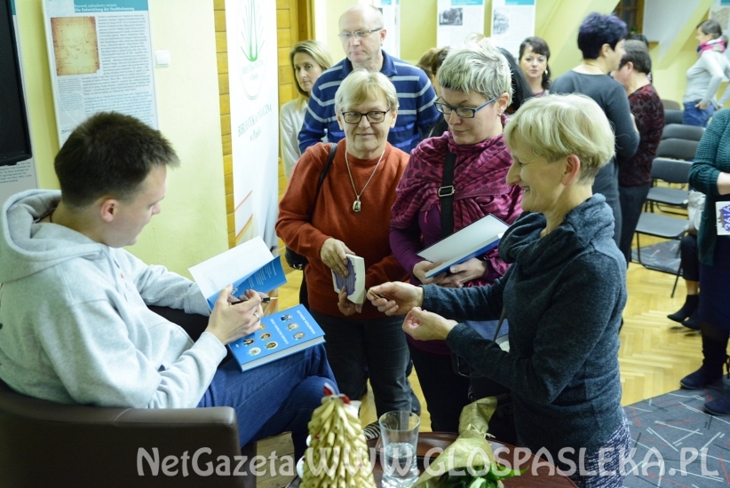 Hołowania w bibliotece