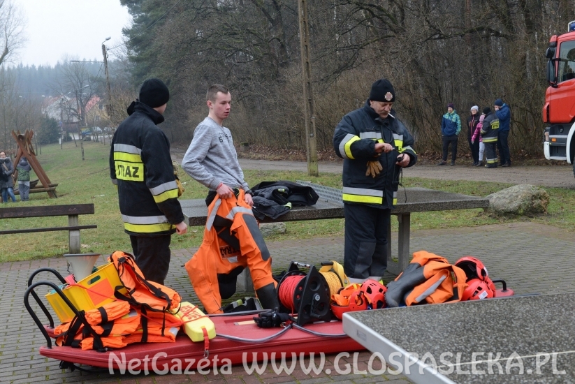 Pokaz ratownictwa na lodzie