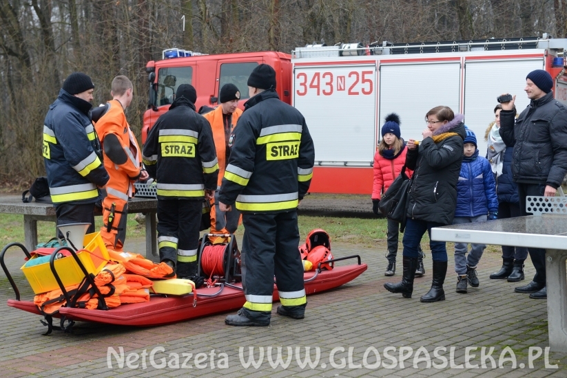 Pokaz ratownictwa na lodzie
