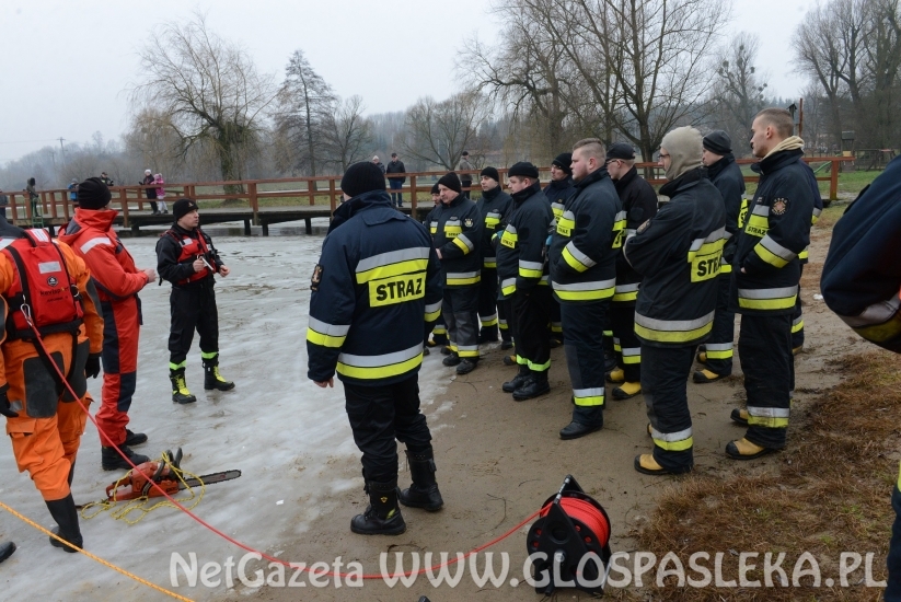 Pokaz ratownictwa na lodzie