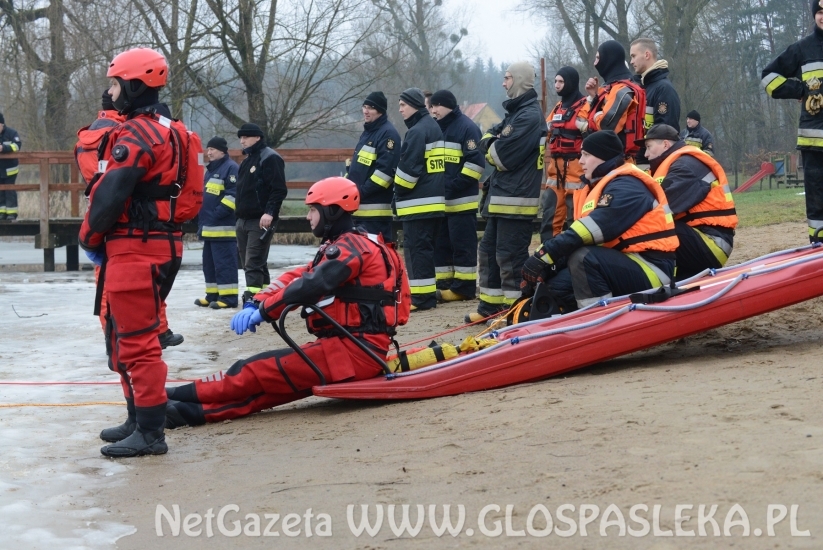 Pokaz ratownictwa na lodzie