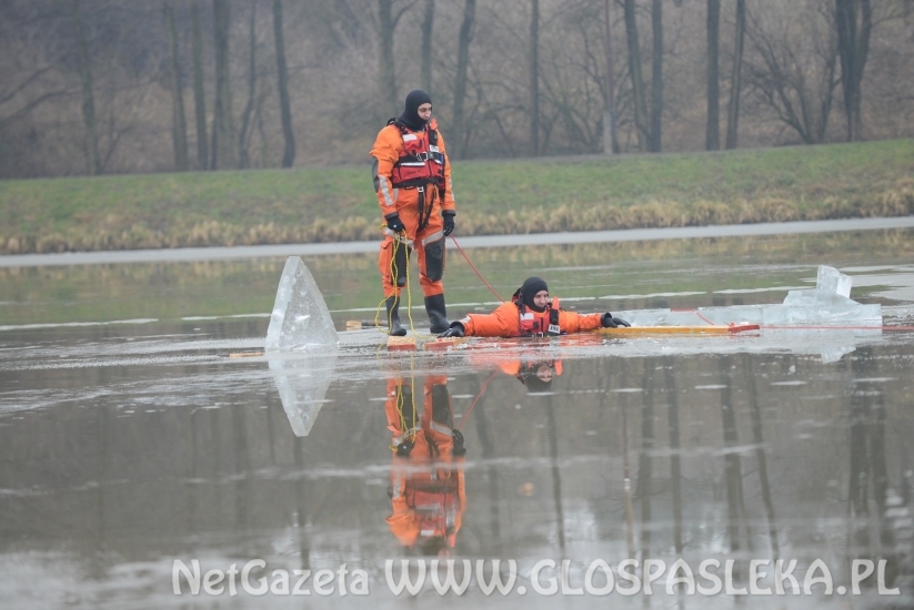Pokaz ratownictwa na lodzie