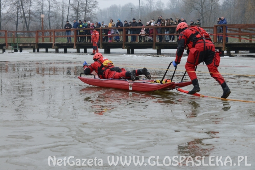 Pokaz ratownictwa na lodzie