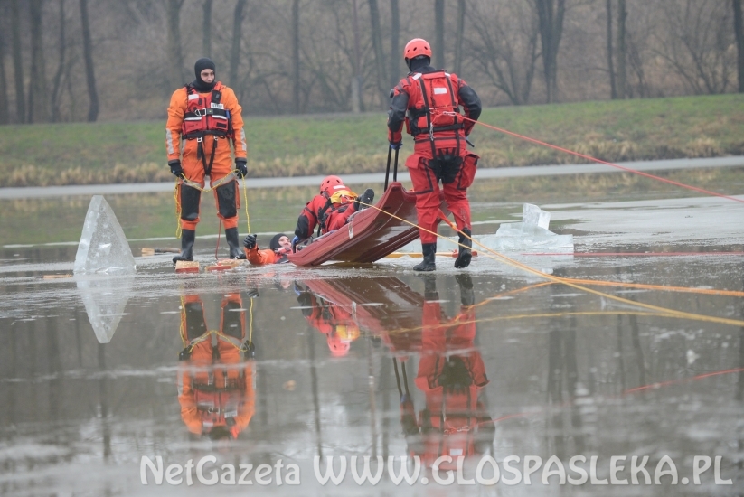 Pokaz ratownictwa na lodzie