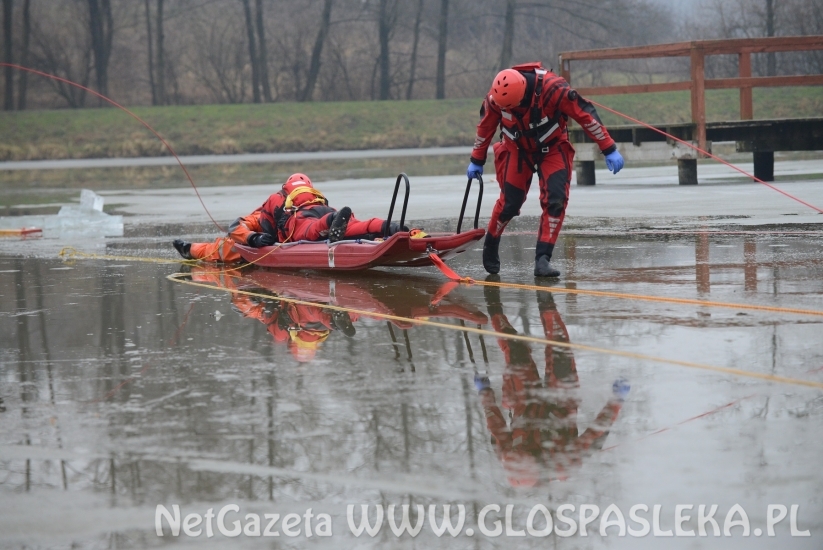Pokaz ratownictwa na lodzie