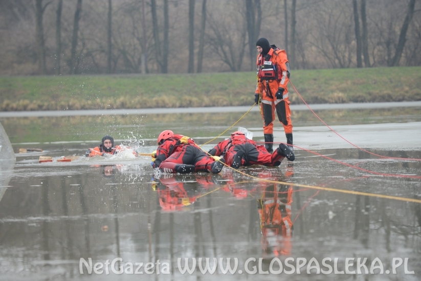 Pokaz ratownictwa na lodzie