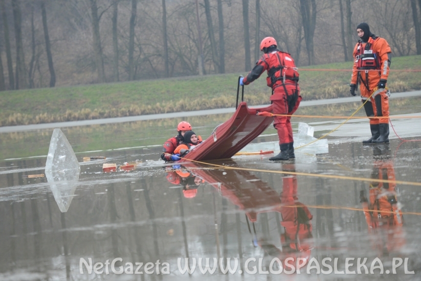 Pokaz ratownictwa na lodzie