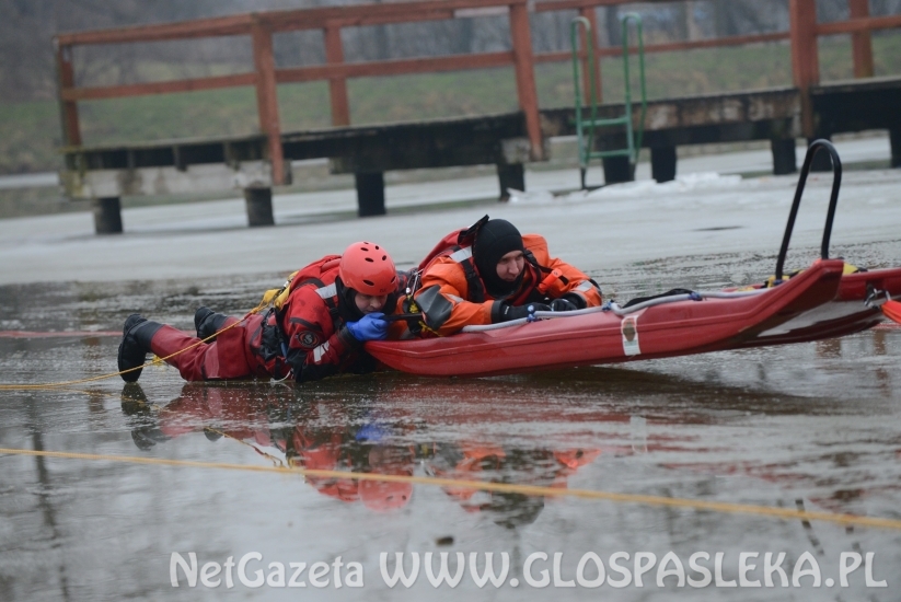 Pokaz ratownictwa na lodzie
