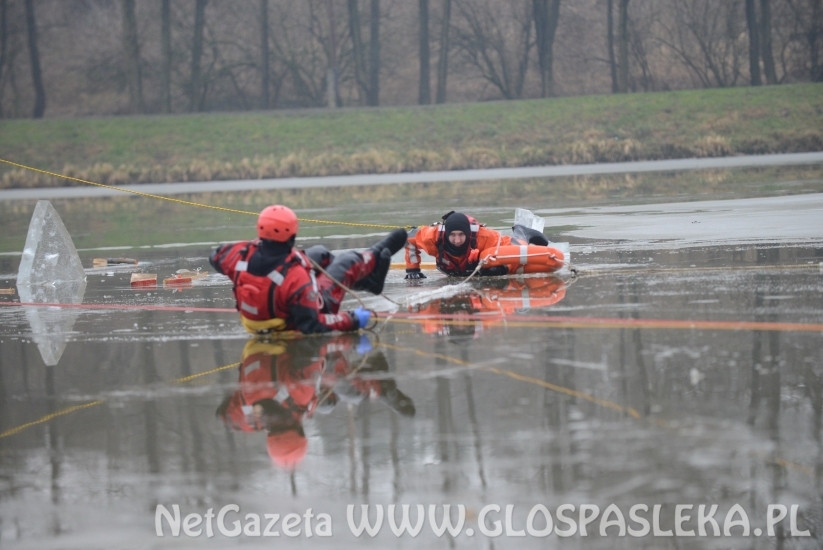 Pokaz ratownictwa na lodzie