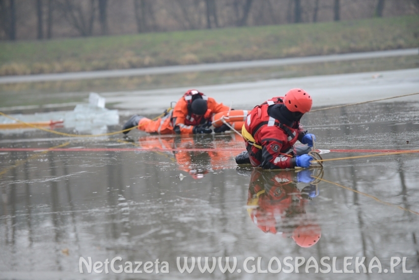 Pokaz ratownictwa na lodzie