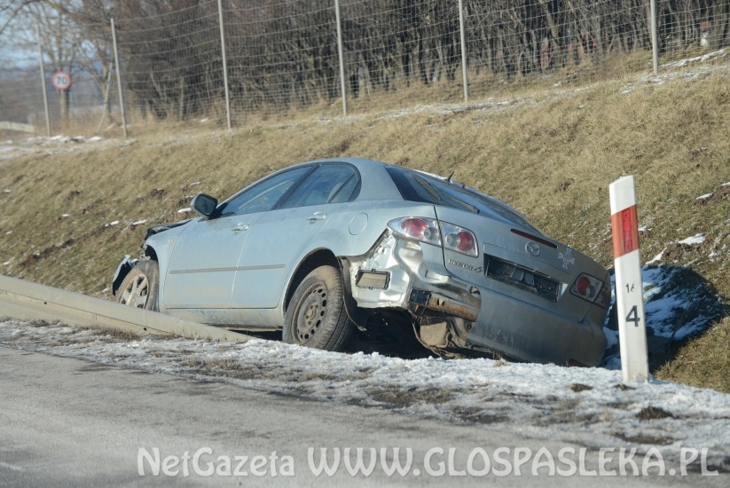 Mazda w rowie