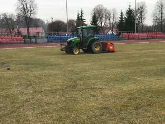 Prace pielęgnacyjne na stadionie