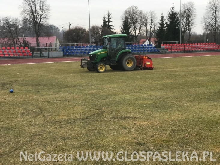 Prace pielęgnacyjne na stadionie