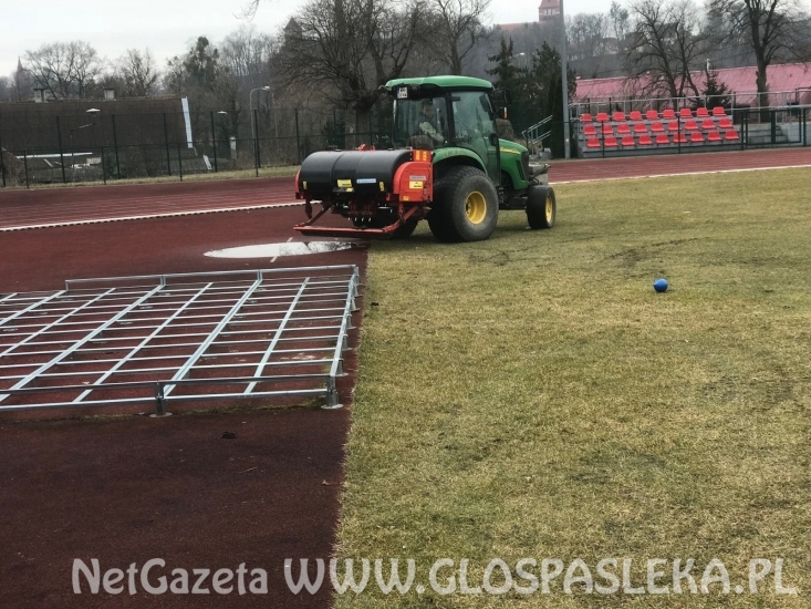 Prace pielęgnacyjne na stadionie