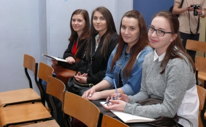 Uczennice z ZSEiT na konkursie „Wiem na bank”