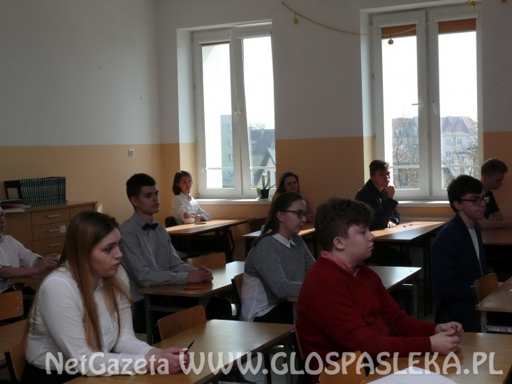 Uczennice z ZSEiT na konkursie „Wiem na bank”