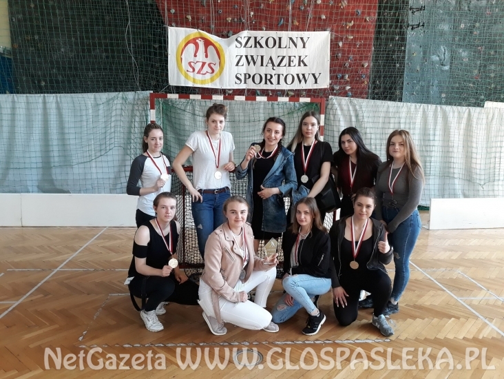 Srebro dziewcząt z ZSEiT w unihokeju