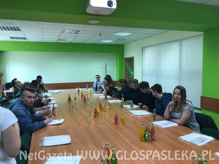 Młodzież z ZSEiT w zakładzie produkcyjnym TYMBARK