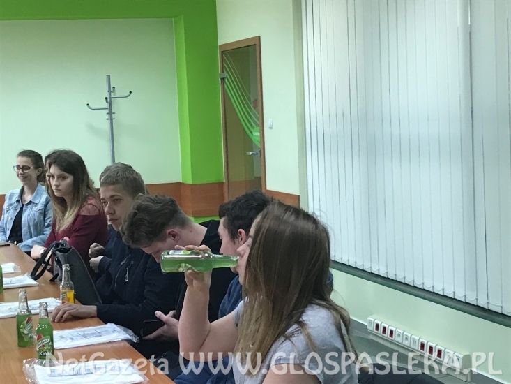 Młodzież z ZSEiT w zakładzie produkcyjnym TYMBARK