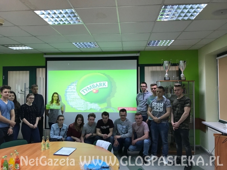 Młodzież z ZSEiT w zakładzie produkcyjnym TYMBARK