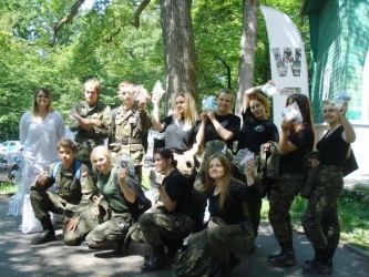 Uczniowie z ZSEiT w zielonych barwach wolontariatu