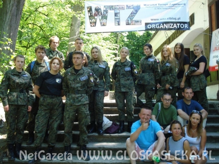 Uczniowie z ZSEiT w zielonych barwach wolontariatu