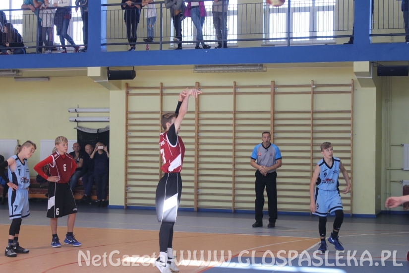 SP 3 wygrywa turniej koszykówki