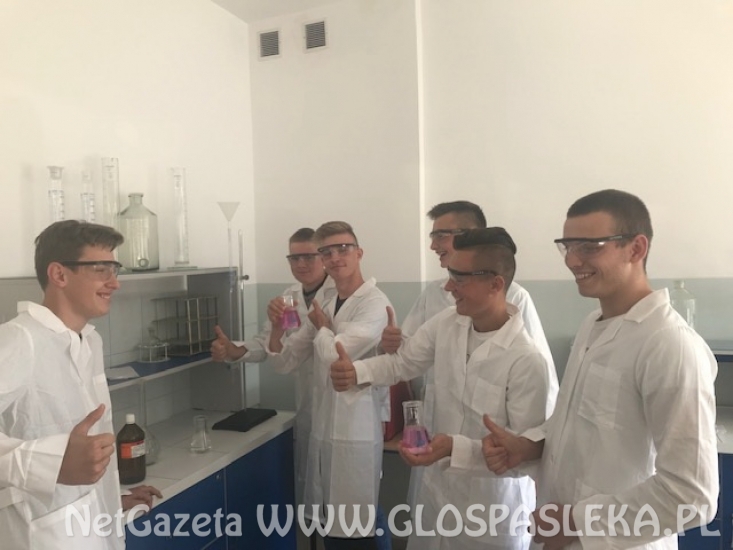 Doposażenie gabinetów lekcyjnych w ZSEiT