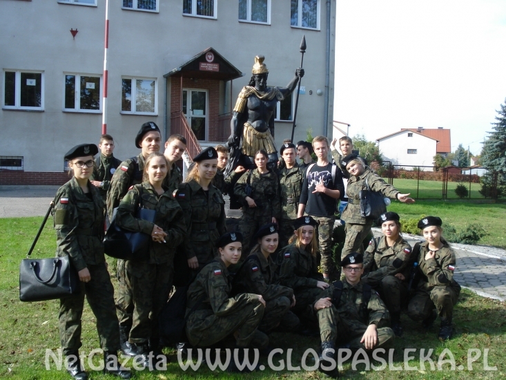 Mundurowi z ZSEiT u strażaków