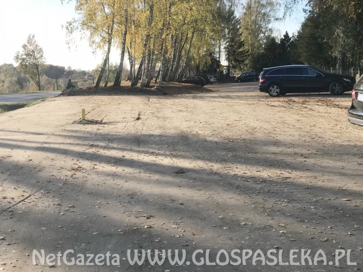 Teren przy cmentarzu utwardzony
