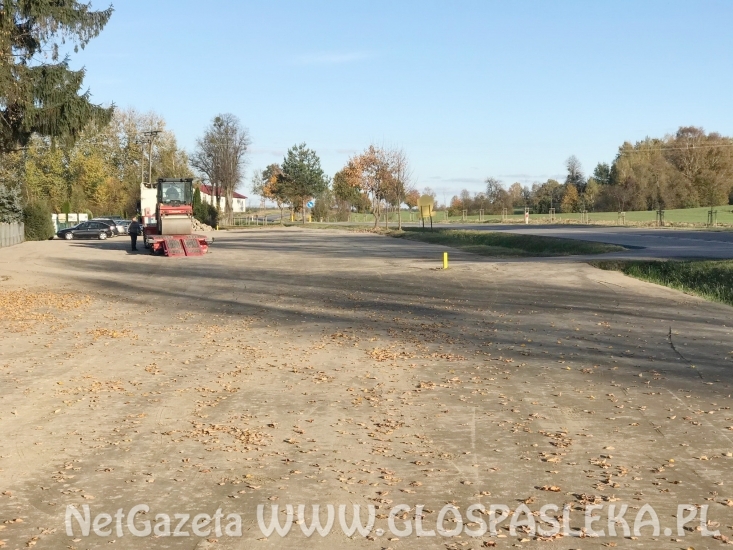 Teren przy cmentarzu utwardzony