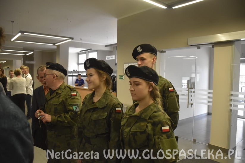 Dąb pamięci w ZSEiT