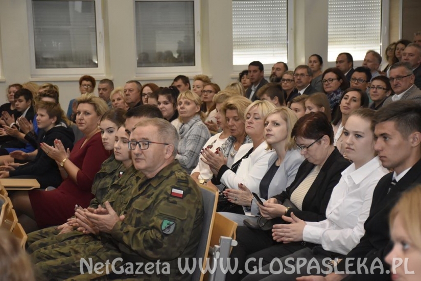 Dąb pamięci w ZSEiT