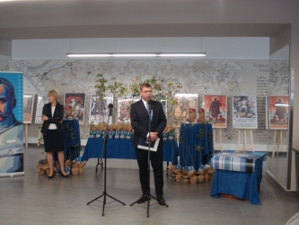 Dąb pamięci w ZSEiT