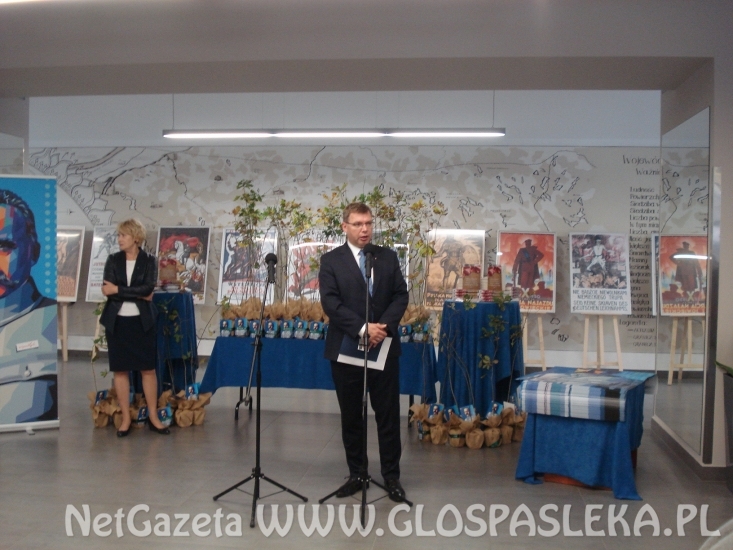 Dąb pamięci w ZSEiT