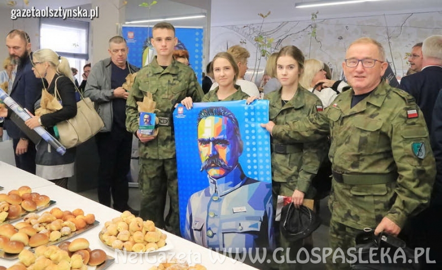 Dąb pamięci w ZSEiT