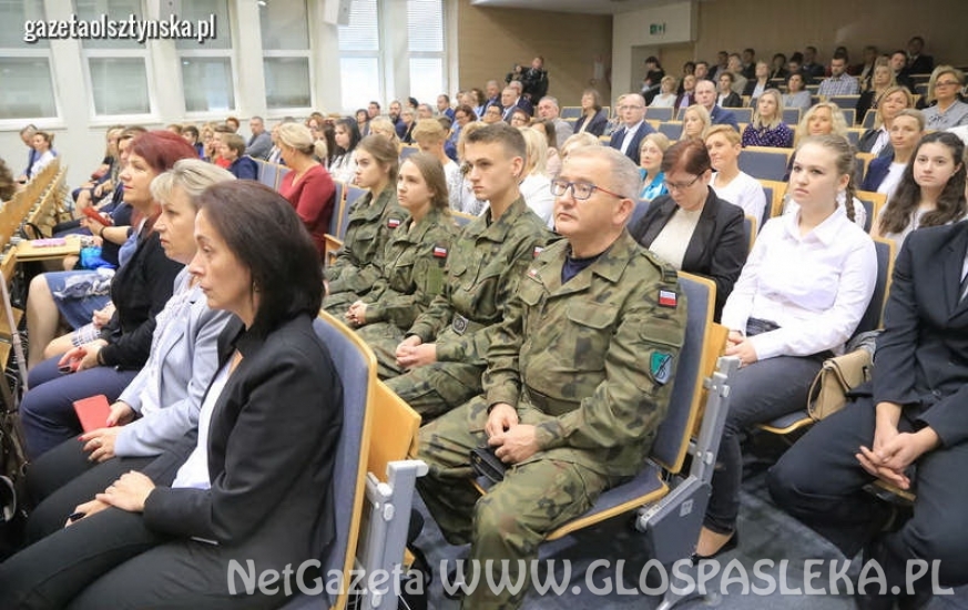 Dąb pamięci w ZSEiT