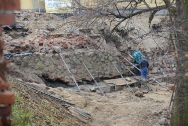 Mniej za remont muru