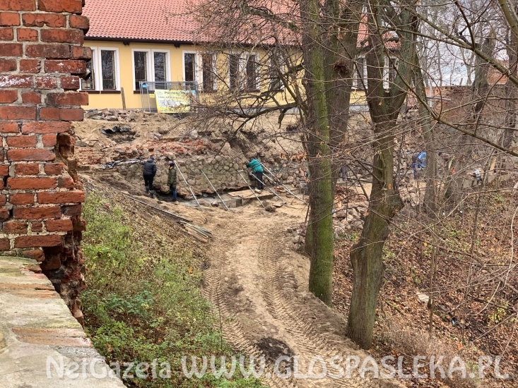 Mniej za remont muru