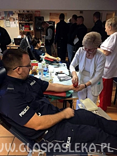 policjanci oddawali krew