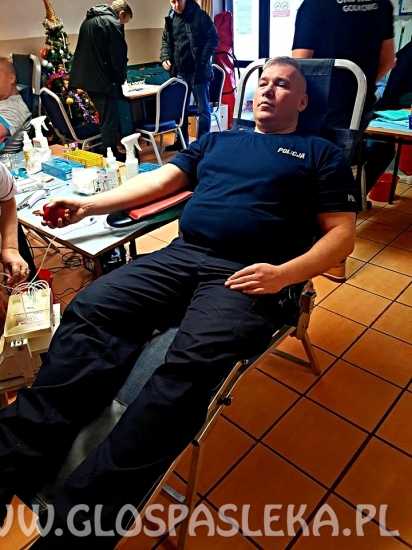 policjanci oddawali krew