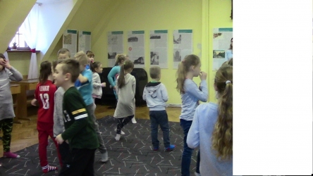 Pierwszoklasiści w bibliotece