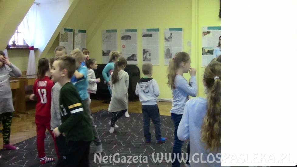 Pierwszoklasiści w bibliotece