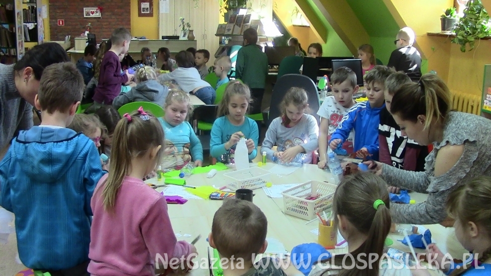 Pierwszoklasiści w bibliotece