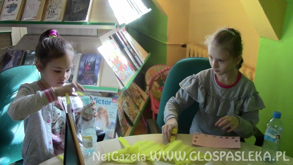 Pierwszoklasiści w bibliotece