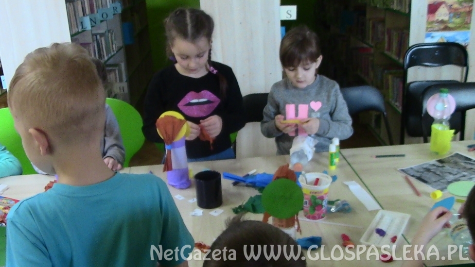 Pierwszoklasiści w bibliotece