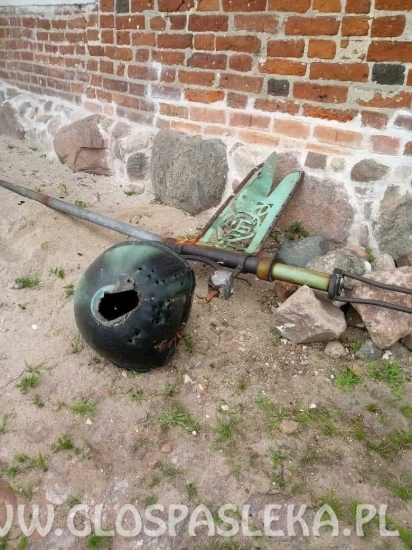 Spadł krzyż i kapsuła z wieży kościoła w Mariance