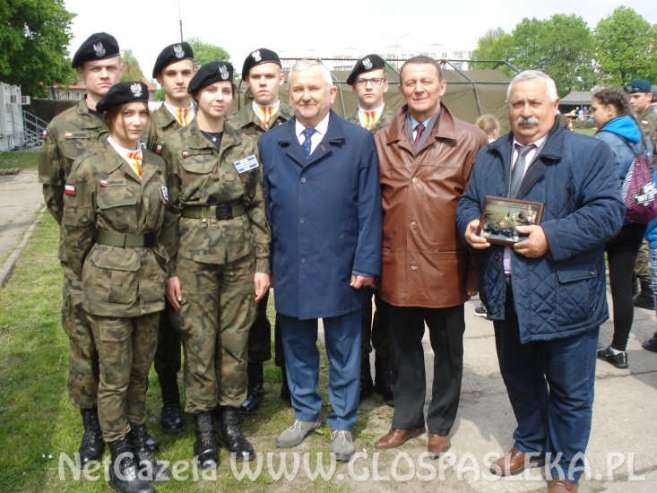 Kadeci z ZSEiT na święcie pułku wsparcia dowodzenia