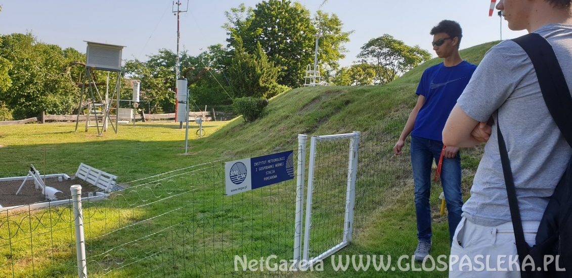 Licealiści z ZSEiT  na stacji meteorologicznej
