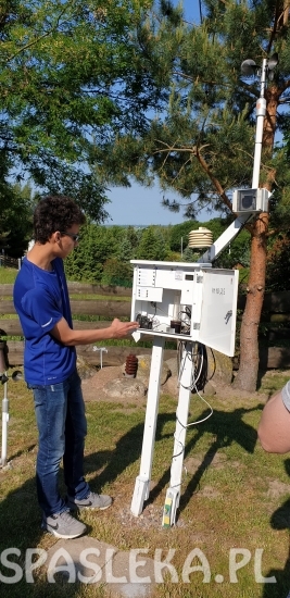 Licealiści z ZSEiT  na stacji meteorologicznej